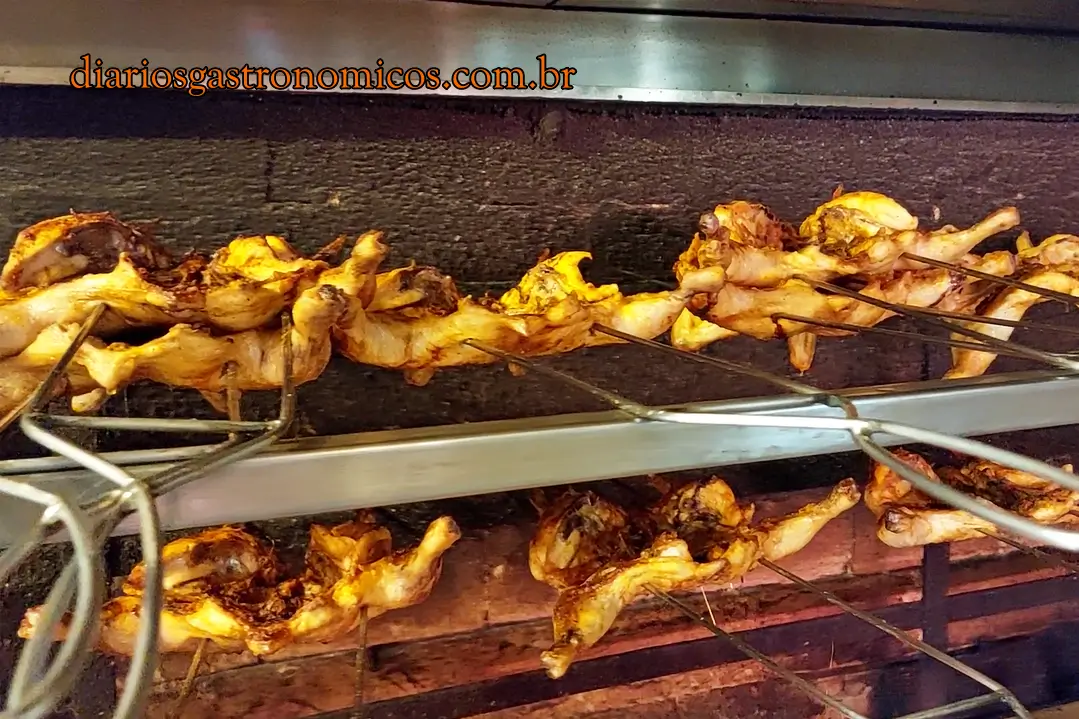 Frangos assando na churrasqueira do Frangó Bar, que começou como uma tradicional rotisserie na Freguesia do Ó.