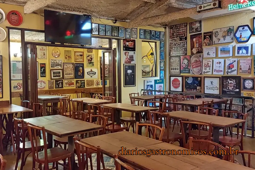 Salão principal do Frangó Bar com decoração dedicada à cultura cervejeira em São Paulo.
