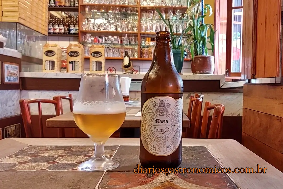 Cerveja Frangó Hop Lager produzida pela Dama Bier servida no Frangó Bar em São Paulo.