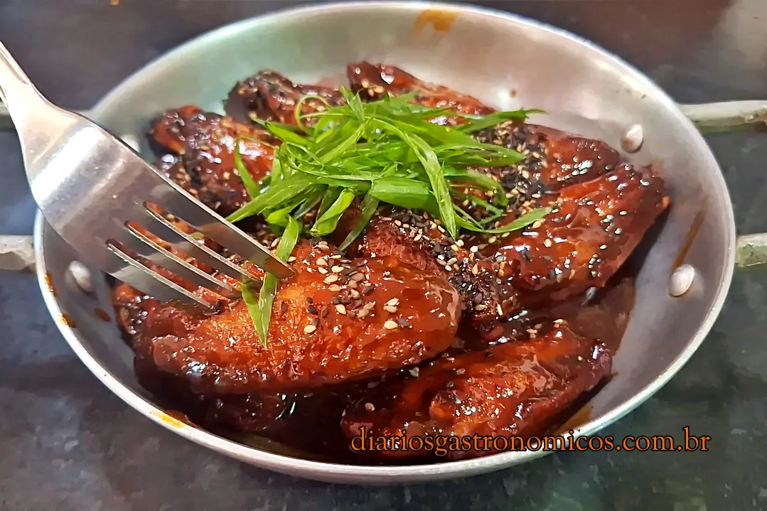 Asinhas de frango com molho coreano à base de gochujang servidas no Bar Sambódromo, no Rio de Janeiro.