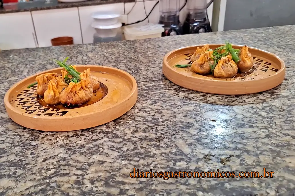 Gyozas de porco servidas com molho ponzu de tucupi no Bar Sambódromo, tradicional boteco da Praça XI.