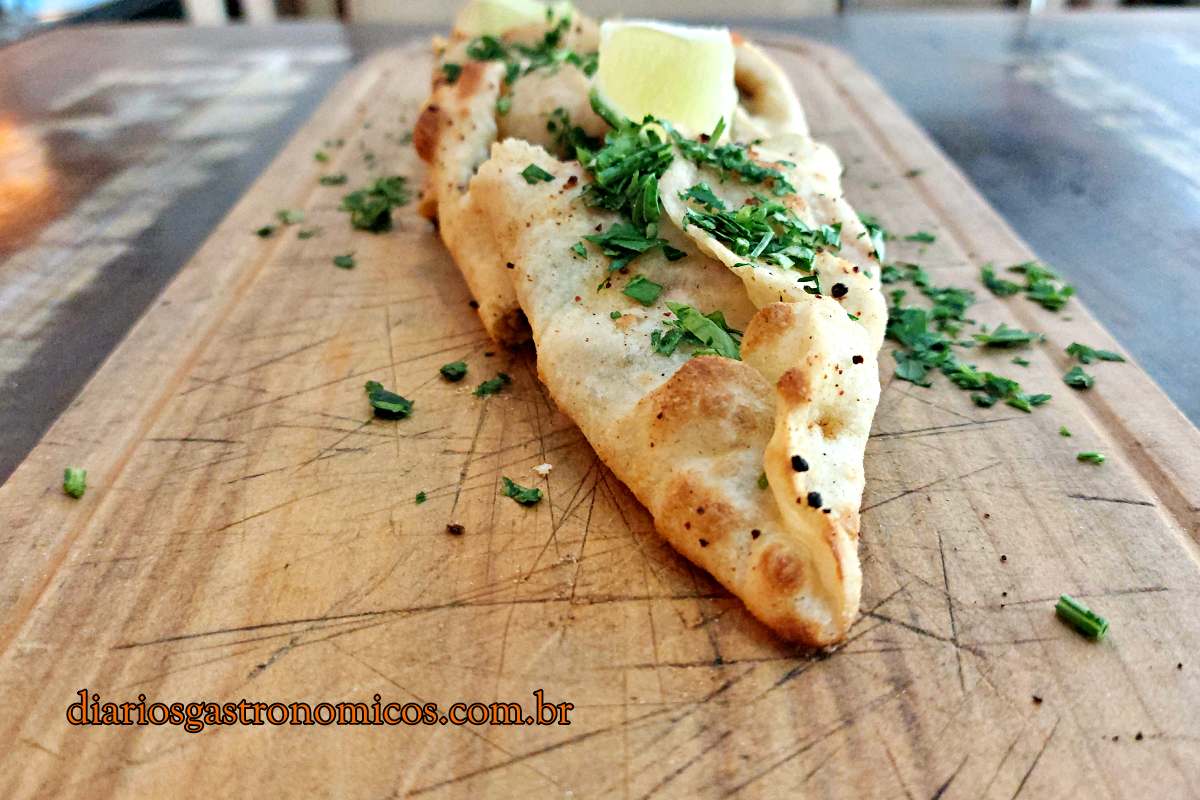 Uma pide, tipica comida turca, servida no restaurante Kebab Salonu, em Perdizes, São Paulo