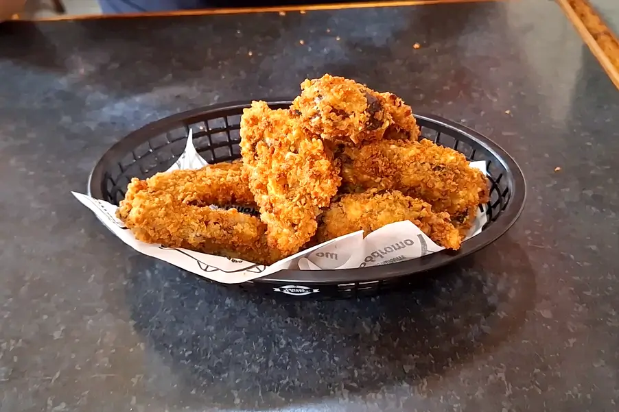Porção de língua de boi empanada do Bar Sambódromo servida em cesta com casquinha dourada e crocante.