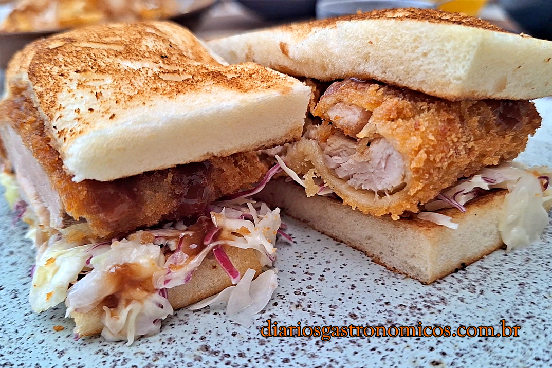 Imagem do sanduíche Katsu Sando no restaurante Momonoki, no bairro da Vila Madalena, em São Paulo