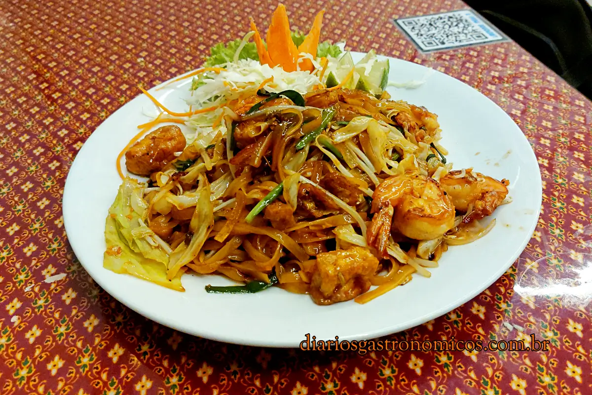 Prato de Pad Thai de camarão do Thai E-San, restaurante tailandês da Liberdade, em São Paulo, acompanhado de salada, camarões grandes, broto de feijão e macarrão de arroz.