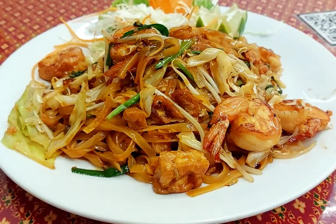 Pad Thai de camarão servido no Thai E-San, restaurante tailandês na Liberdade, em São Paulo, preparado com macarrão de arroz, molho de tamarindo, camarões, vegetais e especiarias típicas da Tailândia.