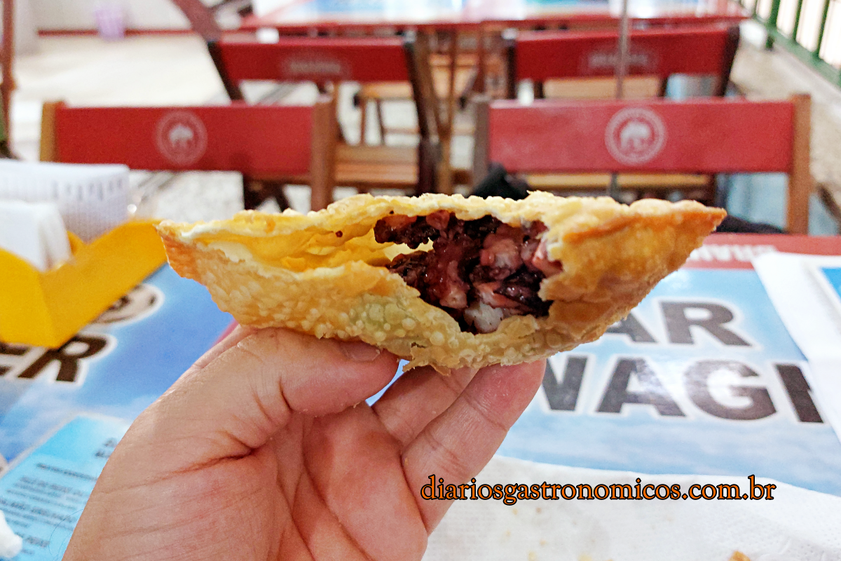 Pastel de polvo do Bar do Wagner no Mercado de São Pedro em Niterói