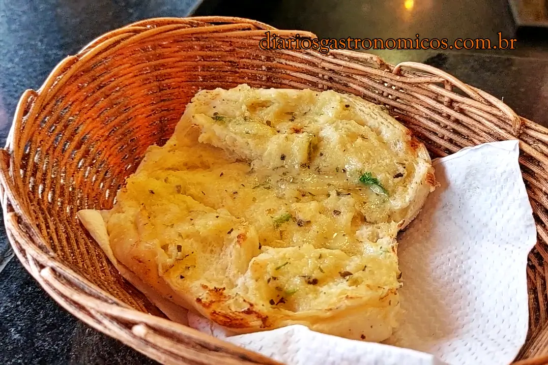 Pão de alho preparado com pão francês tostado na churrasqueira do Quick Galetos, entrada tradicional da galeteria carioca.