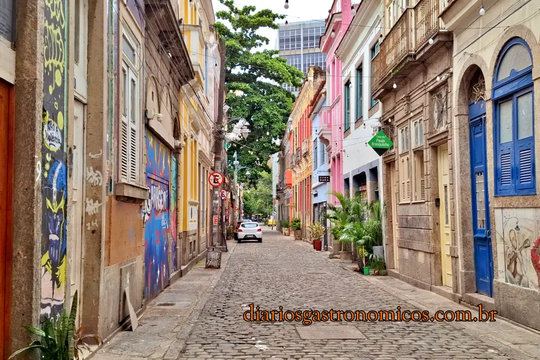 Rua Moraes e Vale na Glória com casarões históricos, calçamento de paralelepípedos e arquitetura preservada.