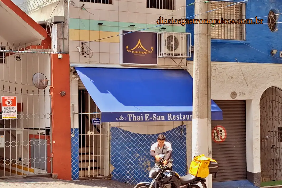 Fachada do restaurante Thai E-San, localizado no bairro da Liberdade, em São Paulo, especializado em culinária tailandesa tradicional e famoso pelo Pad Thai.