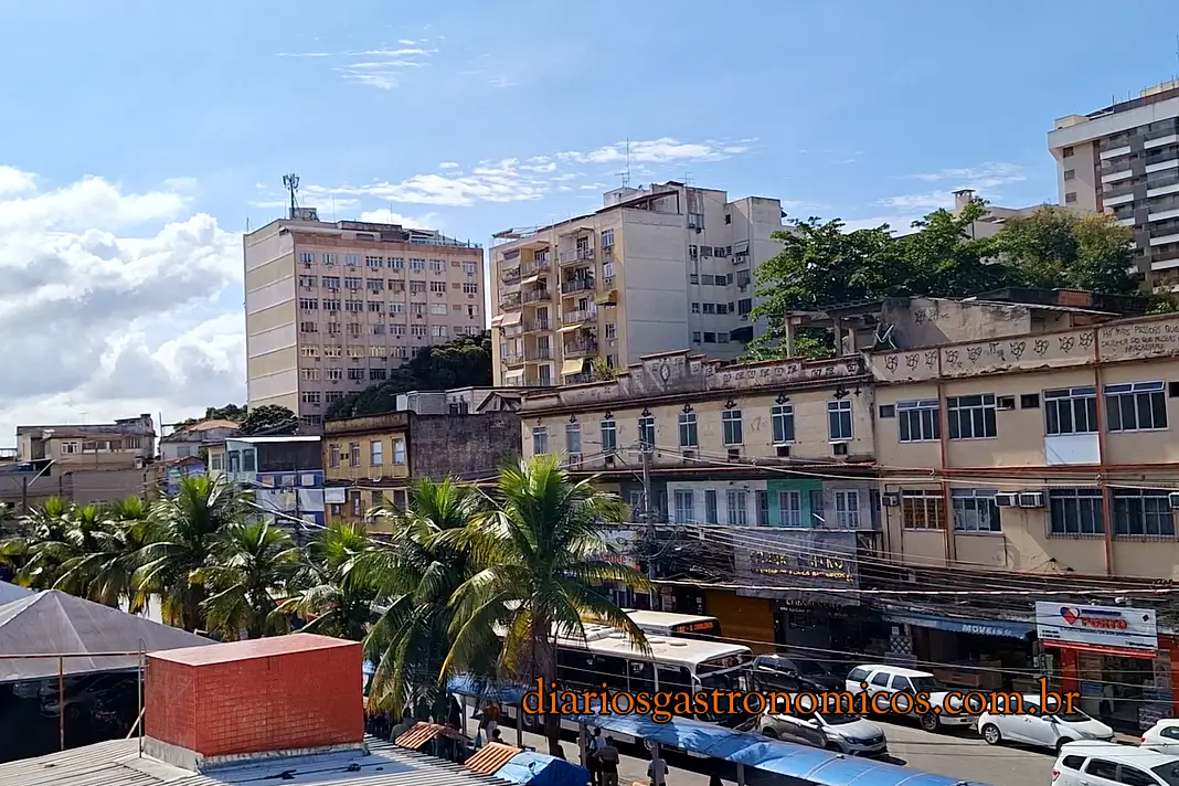 Vista do Centro de Duque de Caxias, na Baixada Fluminense, mostrando prédios, palmeiras e a região onde funciona o tradicional Edinho do Caranguejo.