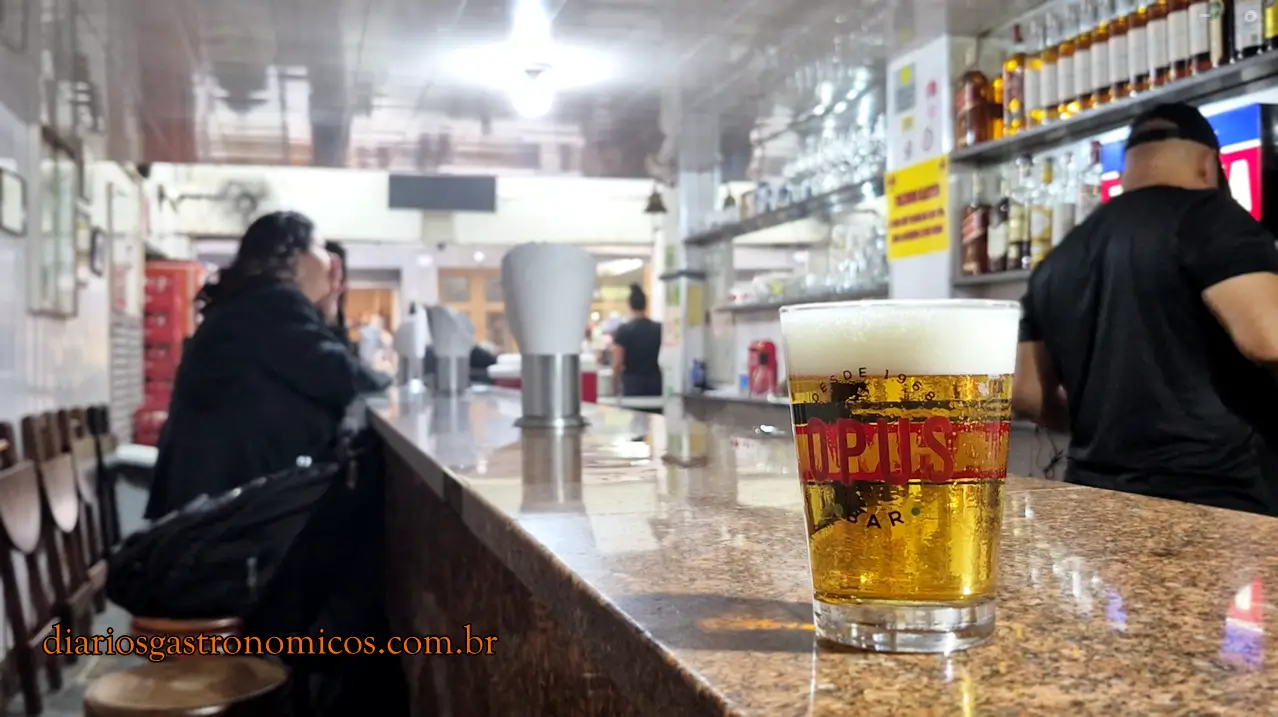 Copo de chope Brahma servido no balcão do Opus, tradicional bar localizado na Rua Gonçalves Dias, no Centro do Rio.