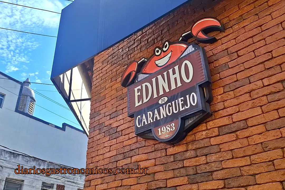 Fachada do Edinho do Caranguejo, em Duque de Caxias, com o letreiro do restaurante inaugurado em 1983.