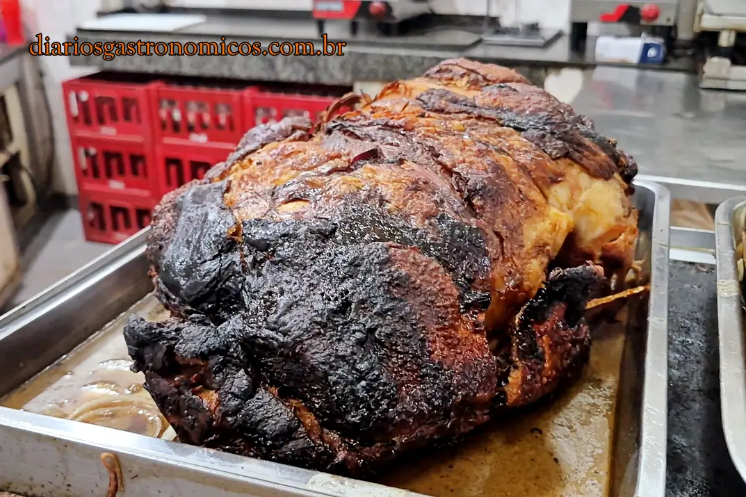 Peça de pernil assado exposta no balcão do Opus, referência em sanduíches no Centro do Rio de Janeiro.