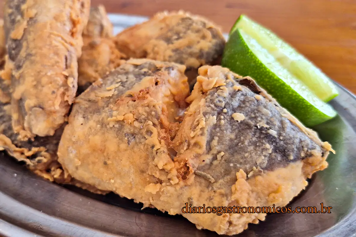 Porção de pescadinha frita servida com limão no Edinho do Caranguejo, em Duque de Caxias.