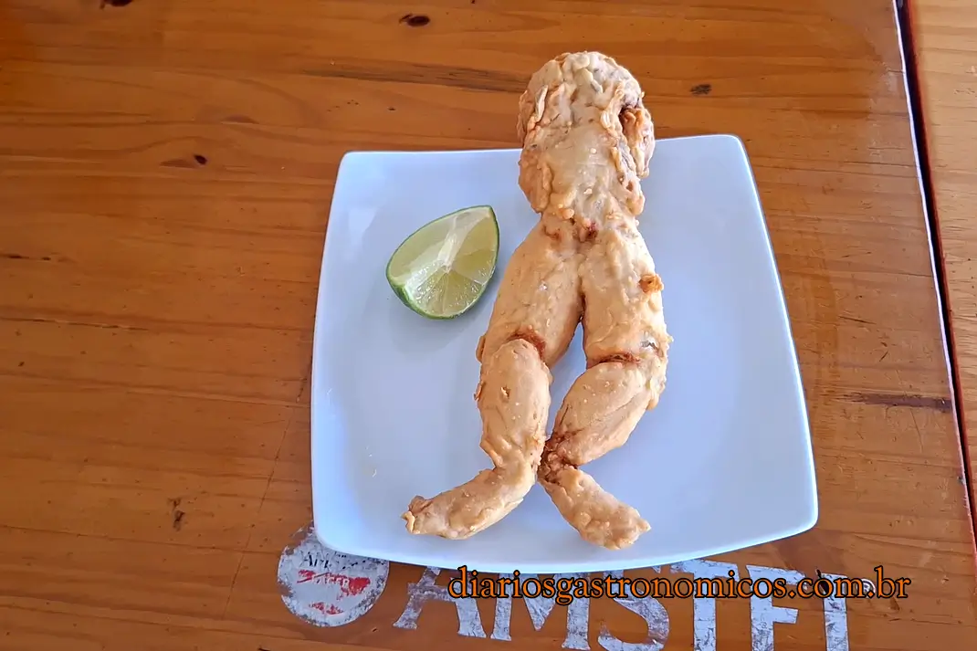 Rã à dorê servida com limão no Edinho do Caranguejo, tradicional restaurante de Duque de Caxias.