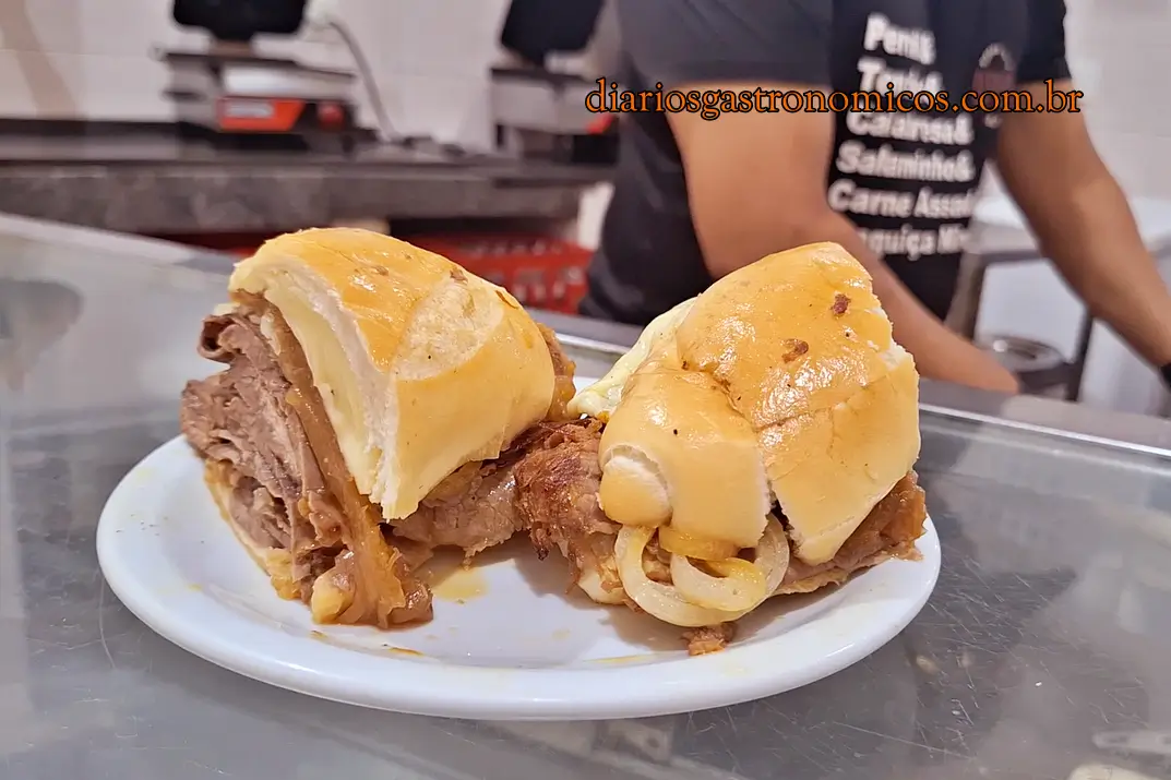 Sanduíche de carne assada servido no Opus, acompanhado pelo tradicional molho de cebolas da casa.