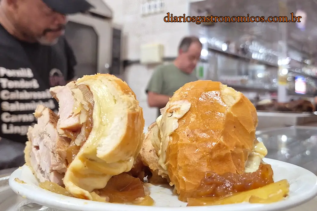 Sanduíche de pernil do Opus com queijo provolone, cebolas e molho especial servido no Centro do Rio de Janeiro.
