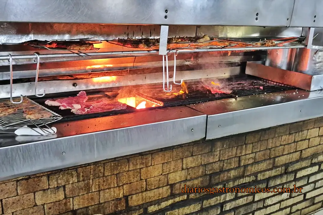 Churrasqueira do restaurante Churrasqueto com carnes assando na brasa no centro de São Paulo.