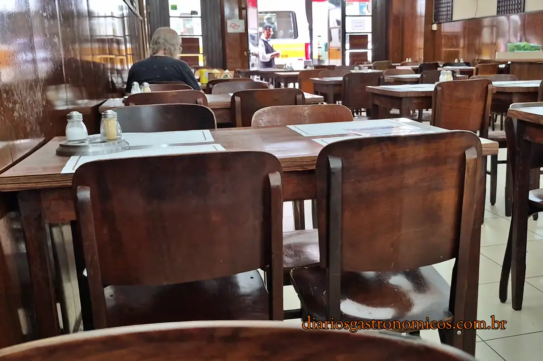 Salão interno do restaurante Churrasqueto, churrascaria tradicional da Rua 24 de Maio, no centro de São Paulo.