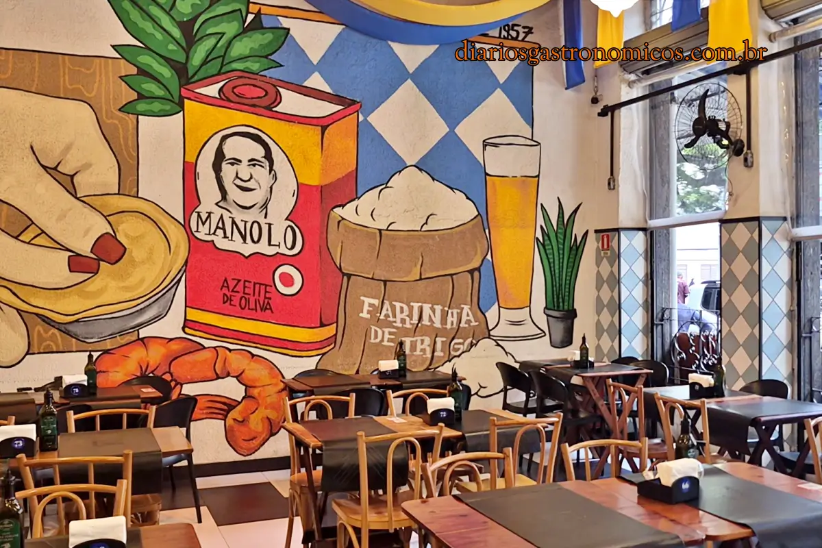 Vista interna do salão do Restaurante Salete com mesas, cadeiras e mural colorido representando empadas, camarões e ingredientes da culinária da casa.