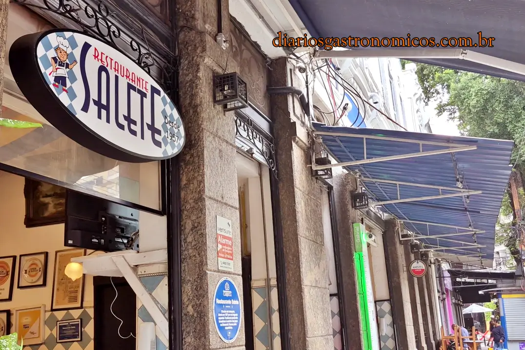 Fachada do Restaurante Salete na Tijuca com letreiro histórico e entrada do estabelecimento fundado em 1957.