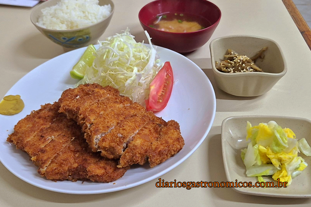 Teishoku de tonkatsu servido no restaurante Ajissai, composto por lombo suíno empanado, arroz japonês, sopa missô, conservas e salada de repolho.