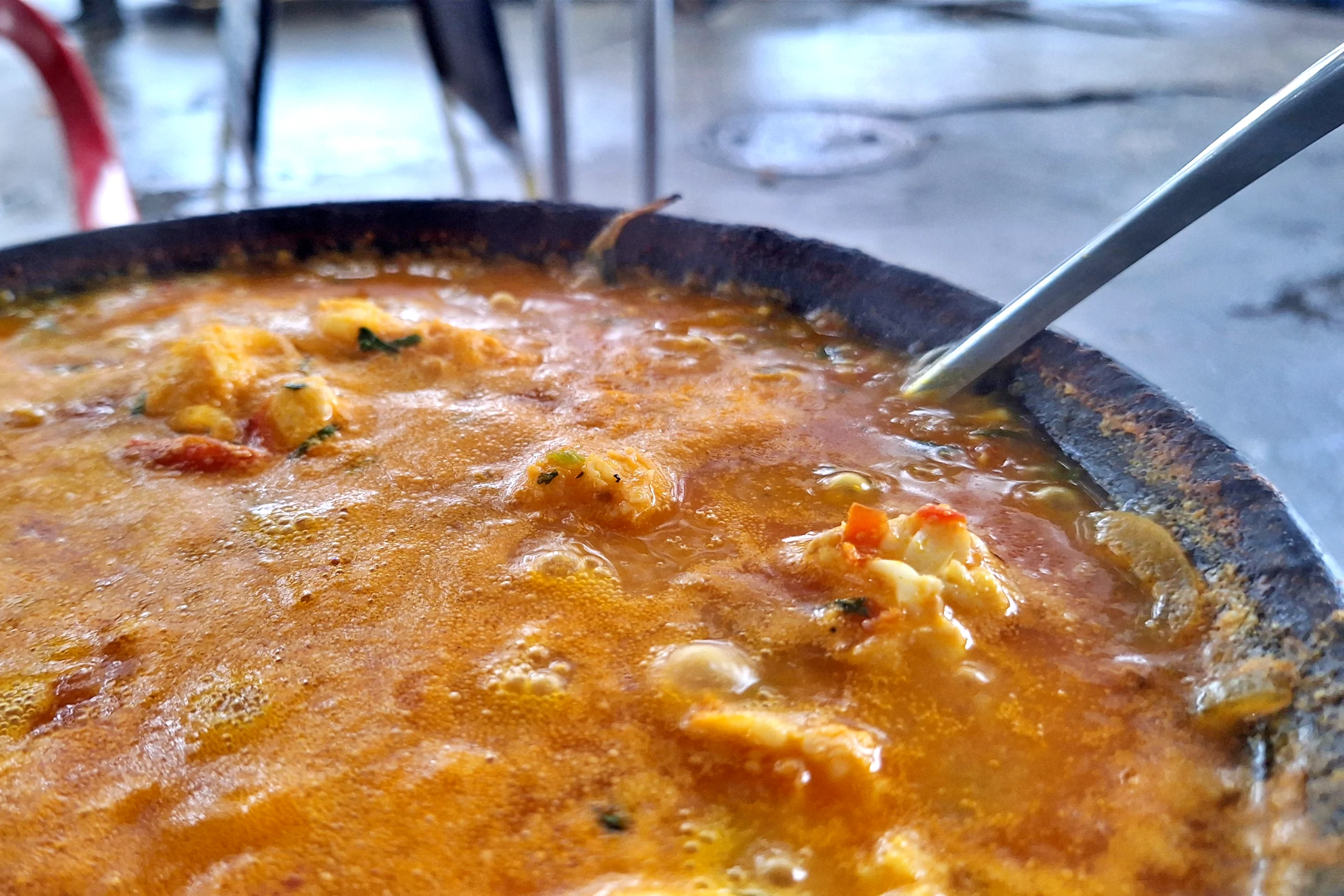 Moqueca de cavaquinha com molho alaranjado servida em panela de barro no Boteko do Peixe, na Praça da Bandeira, Rio de Janeiro.