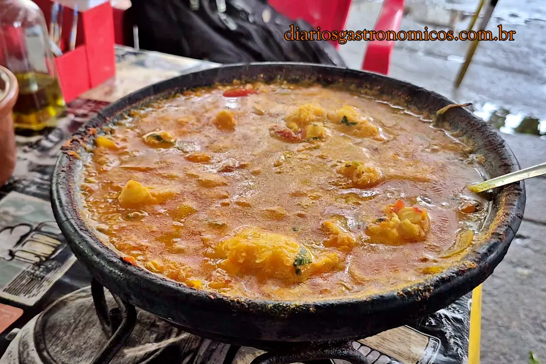 Panela de moqueca de cavaquinha com molho e pedaços do crustáceo servida no Boteko do Peixe, na Rua do Matoso, Rio de Janeiro.
