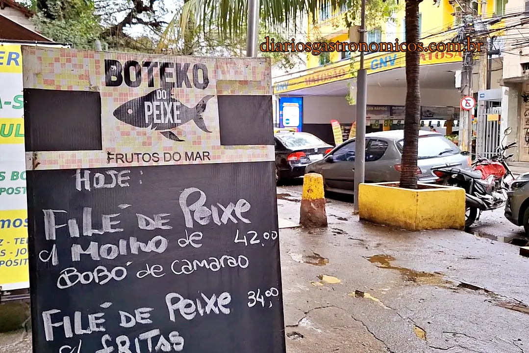 Quadro com o nome Boteko do Peixe e opções do cardápio na calçada da Rua do Matoso, na Praça da Bandeira, Rio de Janeiro